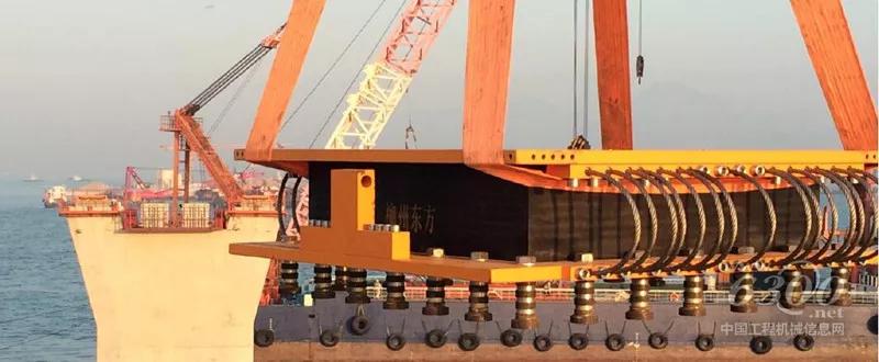 港珠澳大桥橡胶支座吊装安装过程