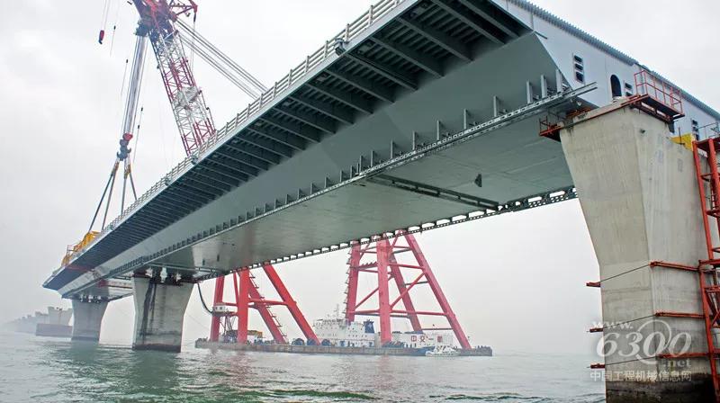 港珠澳大桥首节钢箱梁姿态调整中
