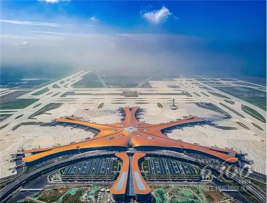 北京大兴国际机场背后的高空作业设备