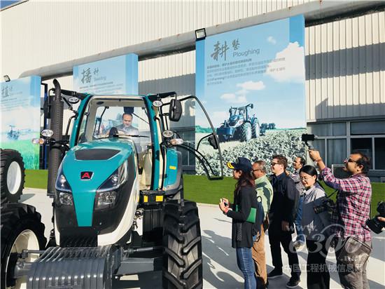 ​海外媒体采访团参观雷沃阿波斯样机展示区
