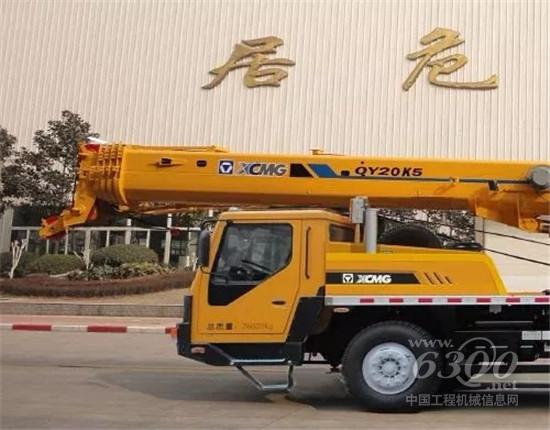 　　汽车起重机作为工程施工中常用的起重机械，整天与漫天黄土、泥泞坑洼的工地打交道，作业环境恶劣，施工作业风险点较多。选择设计源头扎实，制造过程精准的产品，是初入行者降低投资风险的基本保证。