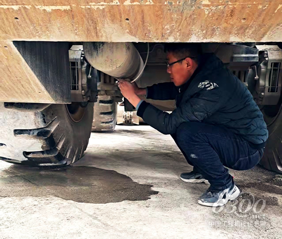 “钻车底•改细节”——山推装载机活动全面开启(图4)