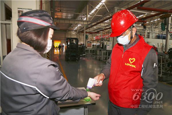 奋战正当时潍柴雷沃重工防疫生产两不误(图1)