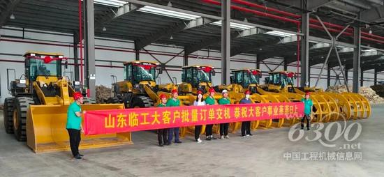 山东临工夹木机批量交付江苏大客户(图1)