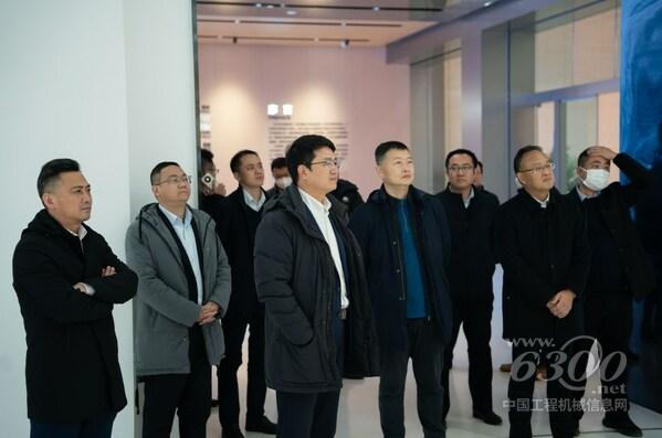 【宇通轻型商用汽车有限公司董事长兼总经理顾德华（左）＆中集车辆集团副总裁兼CTO，中集车辆太字节业务集团CEO李晓甫博士】