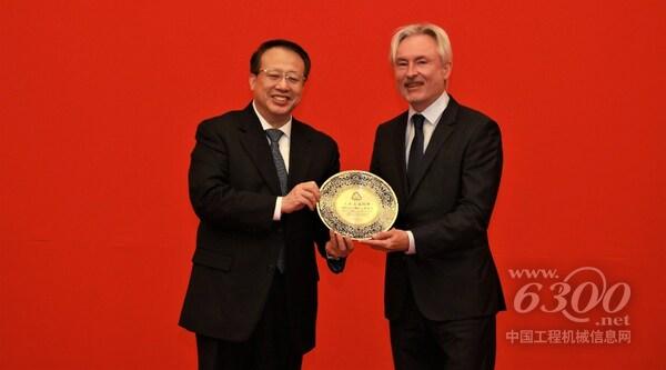 上海市市长龚正向阿特拉斯科普柯（中国）投资有限公司副总裁Francis Liekens先生颁授纪念牌