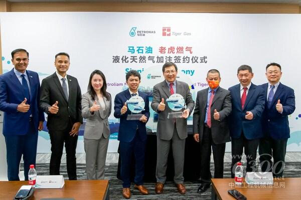 马石油润滑油亚太区总裁Mohd Khalid Bin Mohamed Latiff先生（左一），马石油液化天然气加注业务销售负责人Mohd Firdaus Bin Kamilrudin先生（左二），马石油中国主席、首席代表李焱女士（左三），马石油下游石油精炼、营销和贸易副总裁Ahmad Adly Alias先生（左四），老虎集团主席Gerry Wang先生（右四）、老虎燃气副主席薛朝春先生（右三）、老虎燃气总裁许俊峰先生（右二）、老虎燃气副总裁瞿建波先生（右一）共同出席庆祝仪式