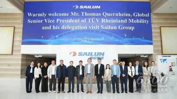 依维柯集团动力总成事业部总裁 Sylvain Blaise 先生和塔塔大宇移动出行首席执行官兼总裁金泰成先生