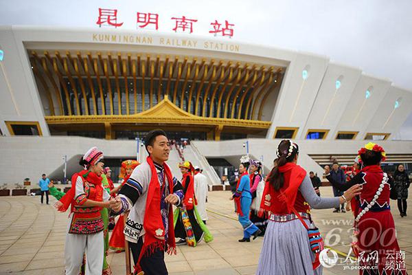少数民族群众载歌载舞欢庆高铁开通