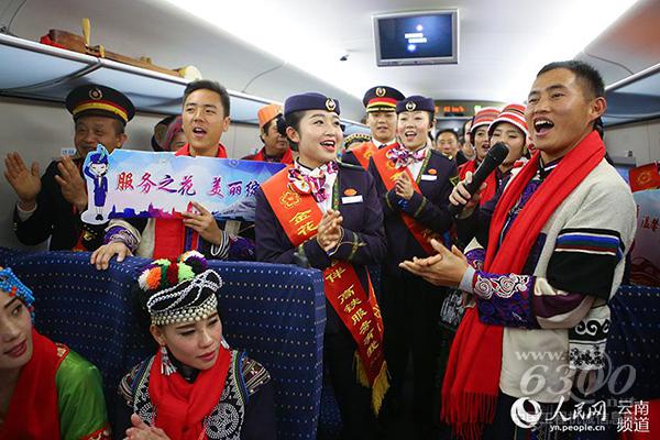 少数民族群众与乘务员载歌载舞欢庆高铁开通