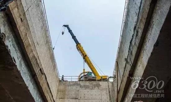 深圳地铁建设吊装施工