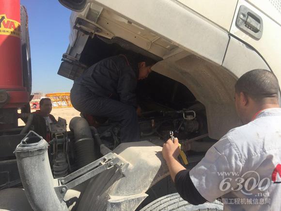 90后维修工程师曾作宁在为非洲客户维修设备