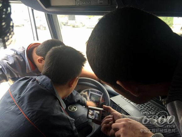 上汽依维柯红岩90后维修工程师曾作宁在为客户检查设备