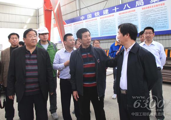 中国铁建十八局集团公司工会主席赵心昭深入黔张常铁路五公司项目部现场办公