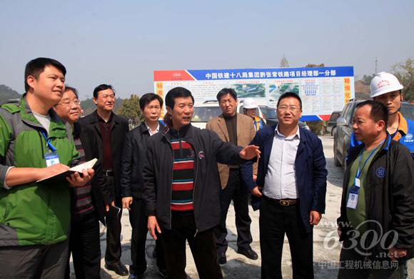 中国铁建十八局集团公司工会主席赵心昭深入黔张常铁路五公司项目部现场办公