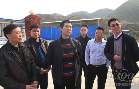 中国铁建十八局集团公司工会主席赵心昭深入黔张常铁路五公司项目部现场办公