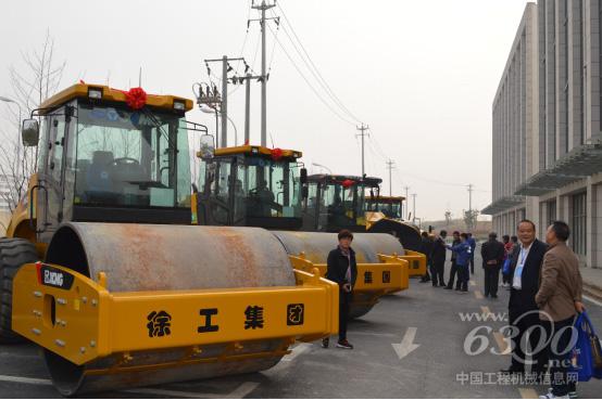 徐工<a href=http://product.d1cm.com/danganglun/ target=_blank>压路机</a>新品