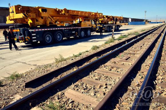 新疆阿拉山口口岸，中国制造的大型机械正在准备通过中欧铁路出境。摄影/章轲