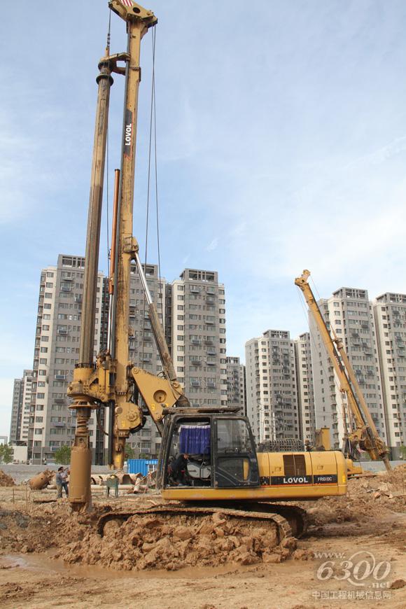 图为雷沃旋挖钻正在作业