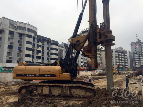 正在参与桂林高架桥建设的雷沃旋挖钻