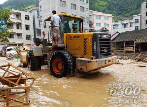 临工装载机抢险救灾大显身手