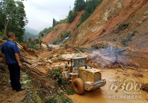 临工装载机对洪水侵蚀街道路面进行清理保畅
