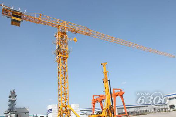 陕建机械首台stc7020平头塔机成功立塔