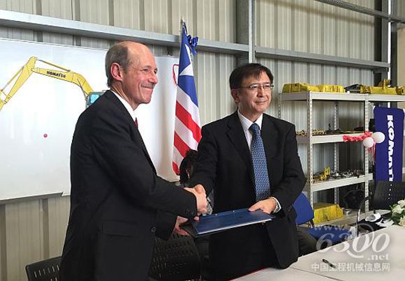 UNIDO的董事总经理Philippe Scholtes（左）与日本政府代表吉田馨（右）签署协议