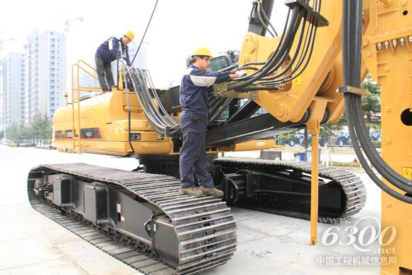 雷沃工程师正在对旋挖钻进行仔细检查
