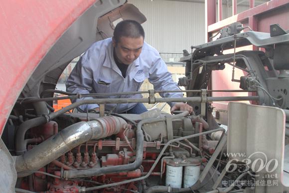 魏师傅正在为用户检修发动机