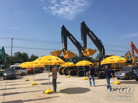 约翰迪尔E360LC型挖掘机交机仪式现场