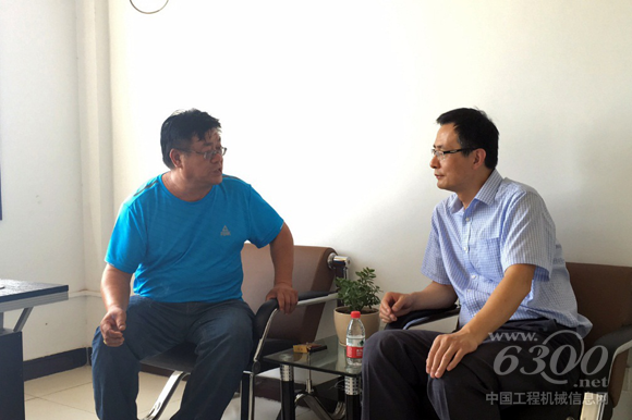 约翰迪尔中国区市场销售总经理郎云（右）与客户张总亲切交谈