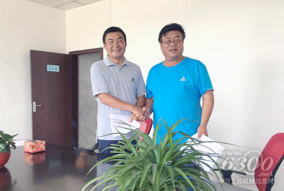 客户张总（右）与陕西经销商高层合影