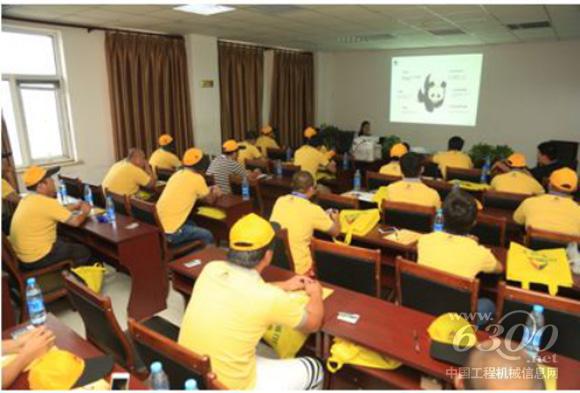 图为WWF环保讲座向唐山企业和广大操作手传播环保理念。