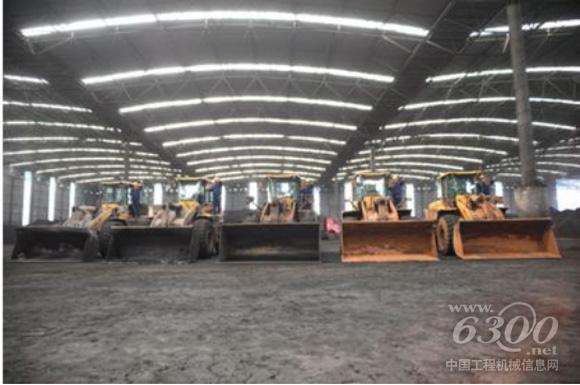 图为东海特钢的装载机操作手参加好司机活动实操考核。