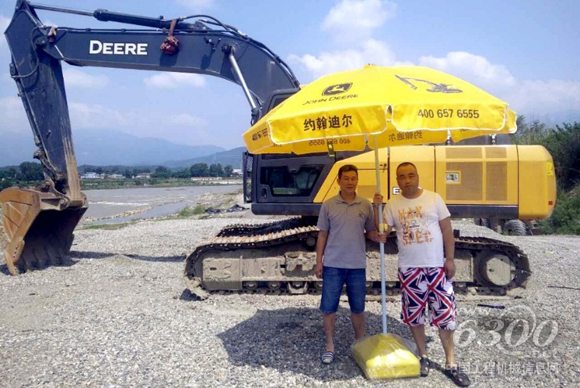 四川客户与迪尔工作人员合影
