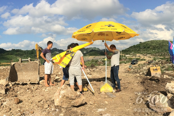 经销商服务人员为贵州客户树伞