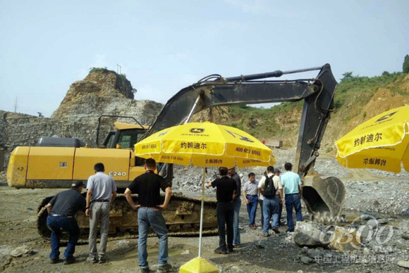 送伞队伍抵达工地并与操作手交流设备使用体验