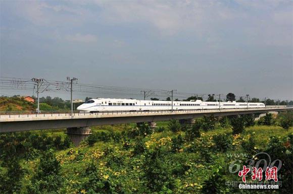 图为渝万高铁沿线。