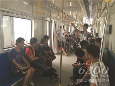 师生现场教学。郭靖宇 摄