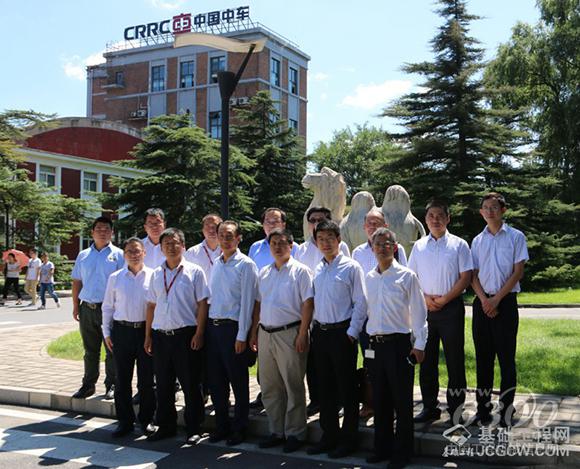 骆驼前合影留念