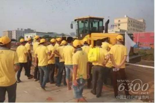 江西学员在活动现场参观临工三阶段产品