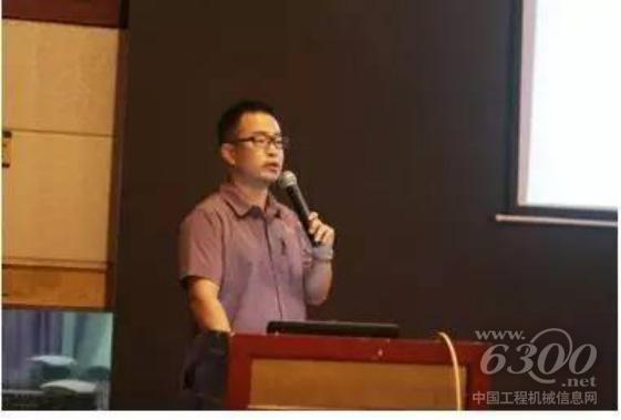 胡斌华局长进行环保讲座,介绍南矶湿地保护区的环保工作