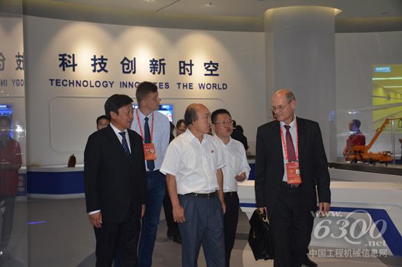 白俄罗斯代表团莅临铁建重工新疆公司参观