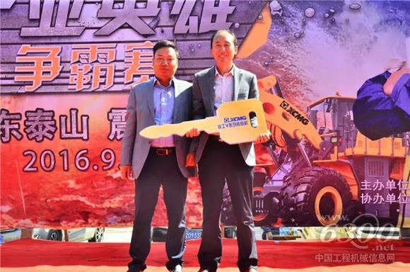 张总为现场<a href=http://product.d1cm.com/ target=_blank>购机</a>用户颁发开启财富之门的“金钥匙”