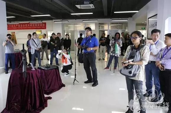 记者们聚焦湖南作为工业大省的智能成果与对接“一带一路”的实力（<a href=http://photo.d1cm.com/ target=_blank>图片</a>来源：星辰在线）