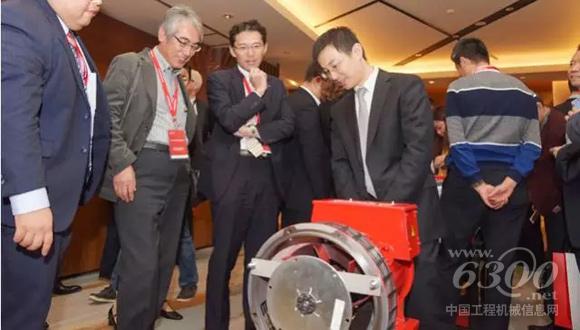 康明斯应用工程师为客户讲解S0S1新亮点、新产品