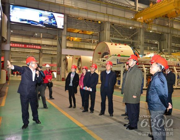 刘飞香董事长向阴和俊副部长一行介绍铁建重工
