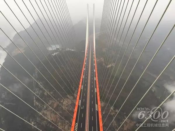 横跨峡谷的北盘江大桥施工难度不小