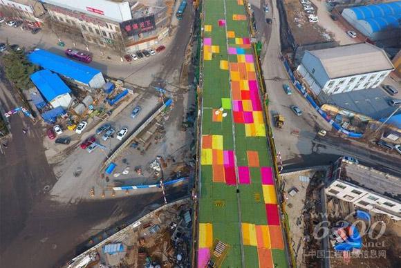 给大桥“保暖” 航拍济南“七彩棉被”高架桥